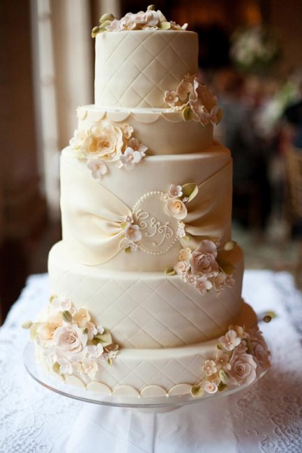 Свадебный торт в цвете шампань