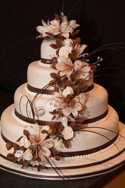 Свадебный торт в песочном и шоколадном цвете