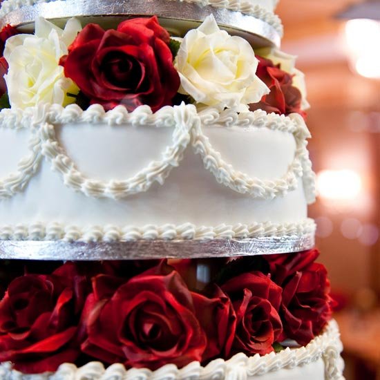 Свадебный торт с бордовыми розами
