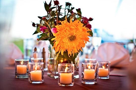 Композиция из цветов и свечей для стола