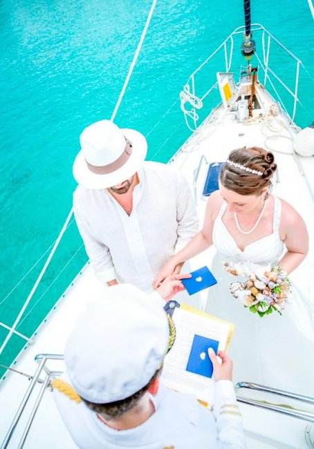 Церемония бракосочетания на яхте