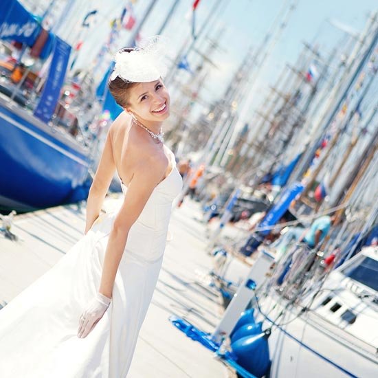 Невеста в порту на фоне яхт