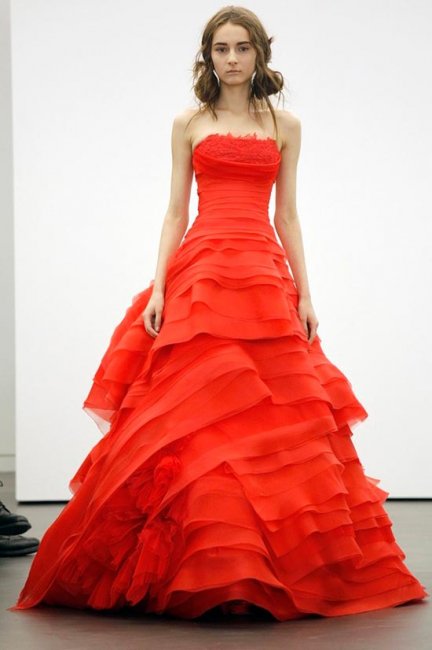 Алое красное платье