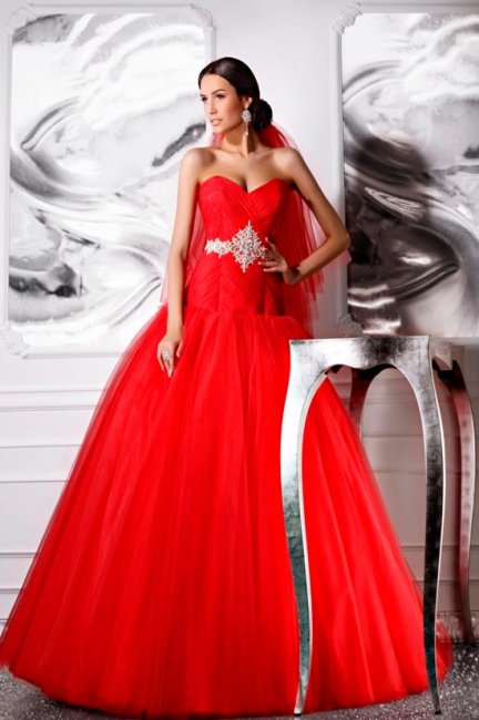 Пышное красное платье на свадьбу
