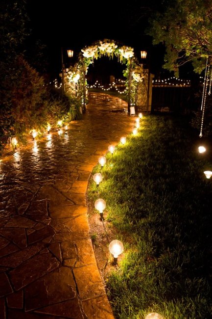 Дорога, освещенная свечами, на свадьбе