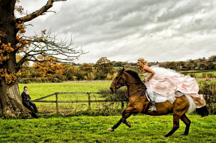 Дерзкая невесты верхом на лошади