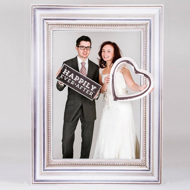Жених и невеста в оригинальной фотозоне