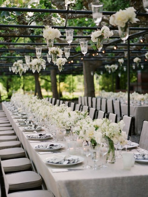 Белые цветы в декоре столов