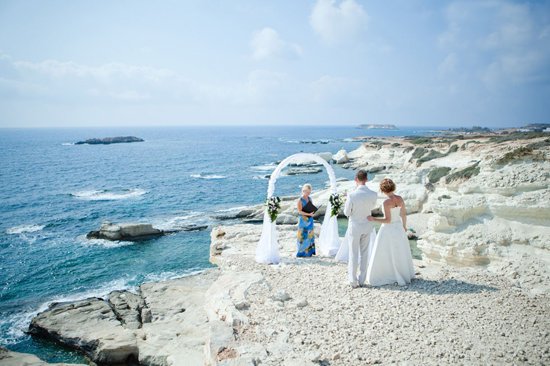 Свадебная церемония на берегу моря