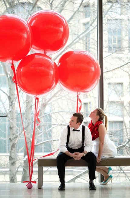 Красные шары на свадьбе