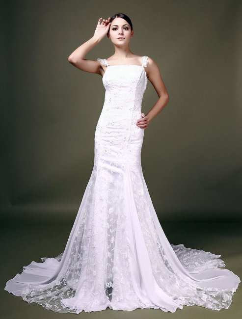 Белые цветочные мотивы на классическом платье
