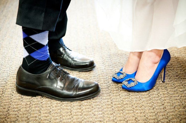 Синие туфли невесты и носки жениха