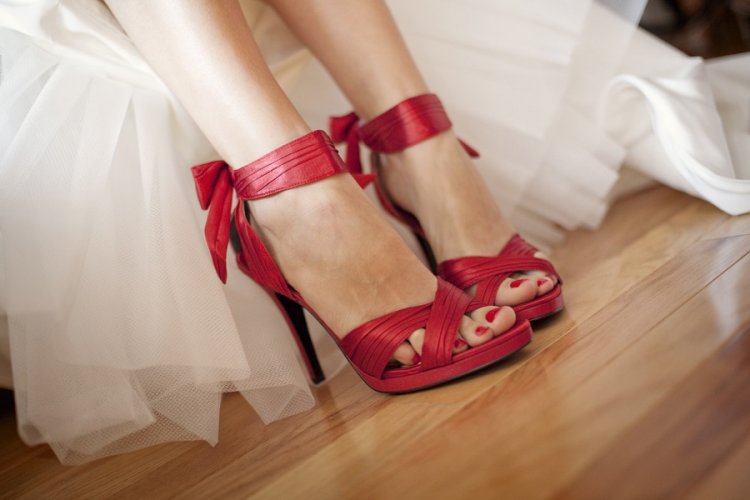 Яркие туфли невесты