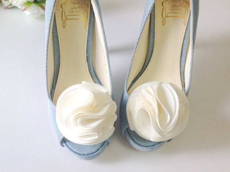 Туфли невесты с шифоновыми помпонами