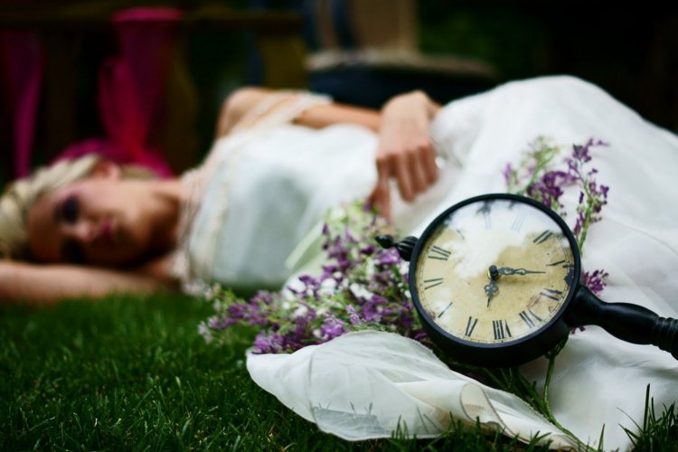 Часы как аксессуар для свадьбы Алиса в стране чудес