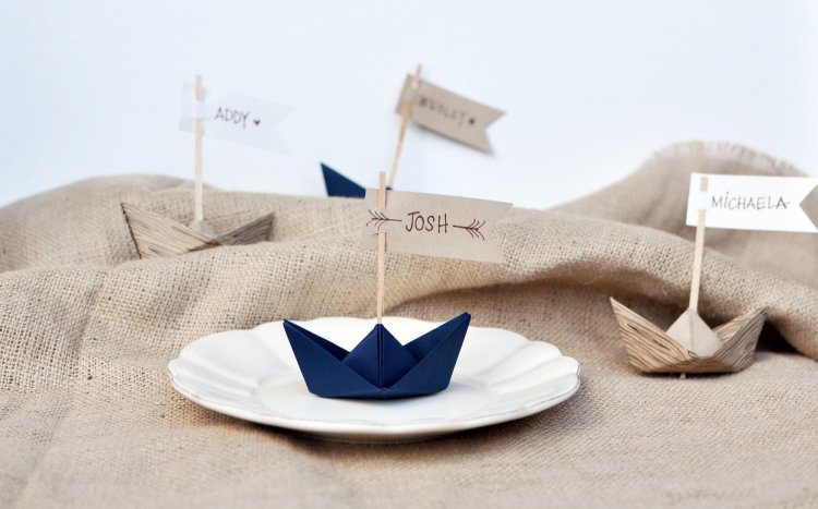 Бумажные кораблики в стиле оригами для украшения свадебных столов