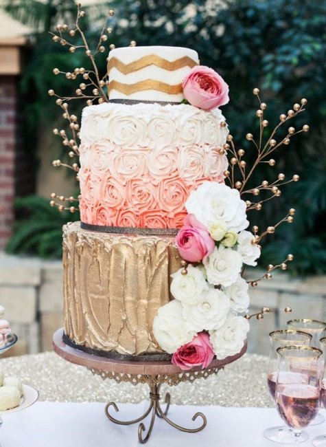 Торт с цветочным дизайном
