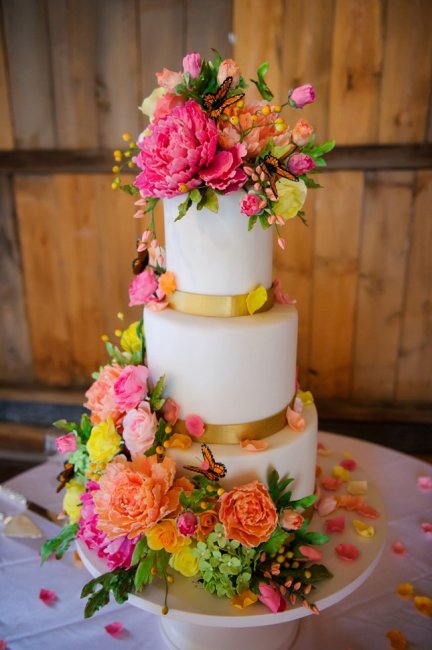 Торт с богатым цветочным декором