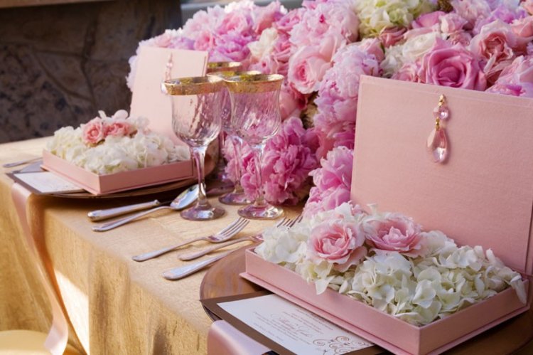 Декор стола в розово-золотом цвете