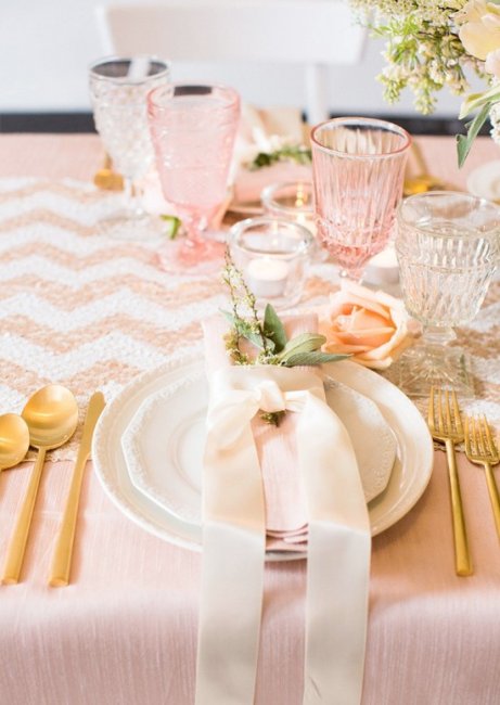 Декор стола в розово-золотом цвете