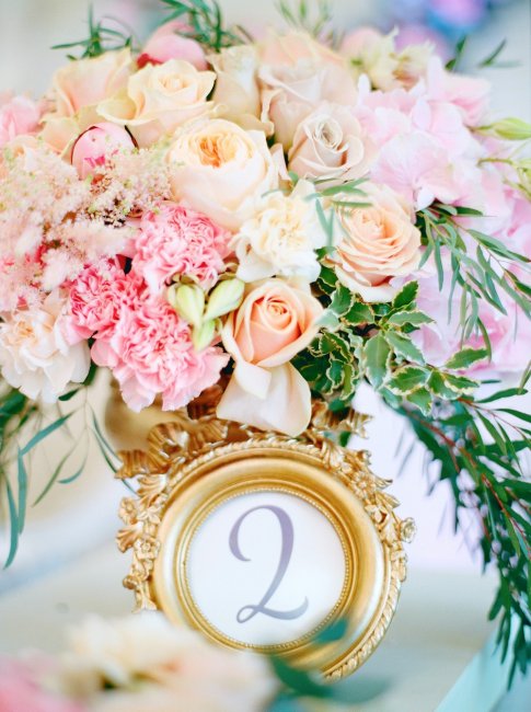 Номер стола в розово-золотом цвете