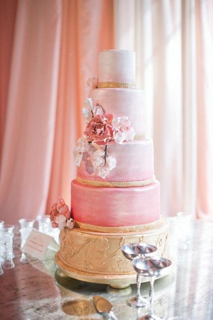 Свадебный торт в розово-золотом цвете