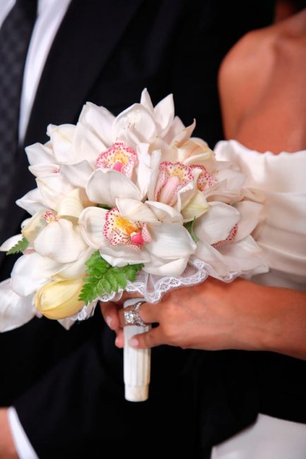 Капризные орхидеи в букете невесты
