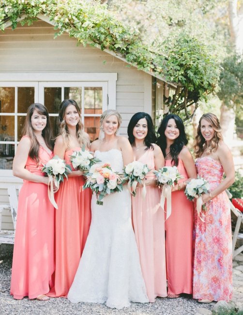 Подружки невесты в цвете Peach Echo
