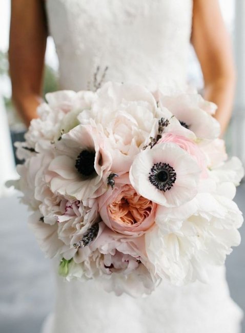 Букет невесты в розово-черной палитре