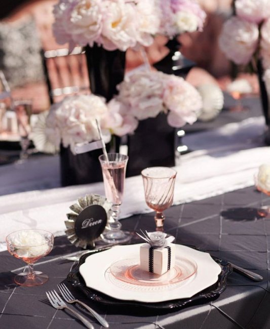 Аксессуары для свадьбы в розово-черной палитре