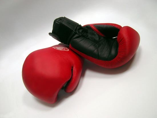 Боксерские перчатки – полезный подарок молодоженам