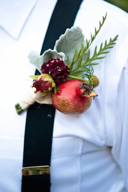 Бутоньерка жениха с фруктами