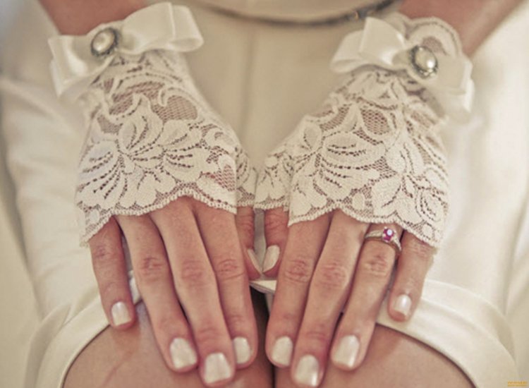 Милые кружевные перчатки для цветного свадебного платья