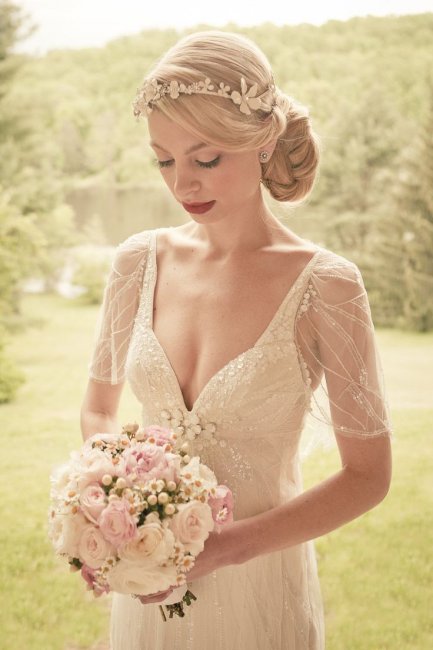 Изысканная невеста в платье с кружевными рукавами