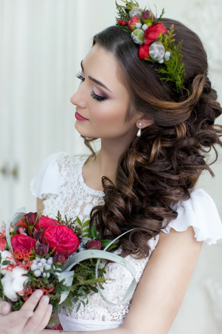 Греческая коса на бок для невест с длинными волосами