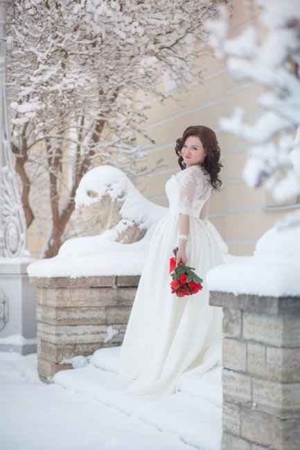 Свадебное платье с закрытой спиной для зимней свадьбы