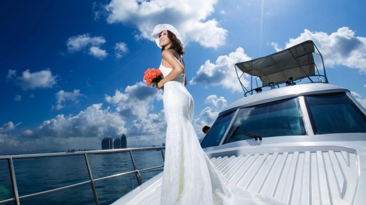 Элегантная невеста на яхте
