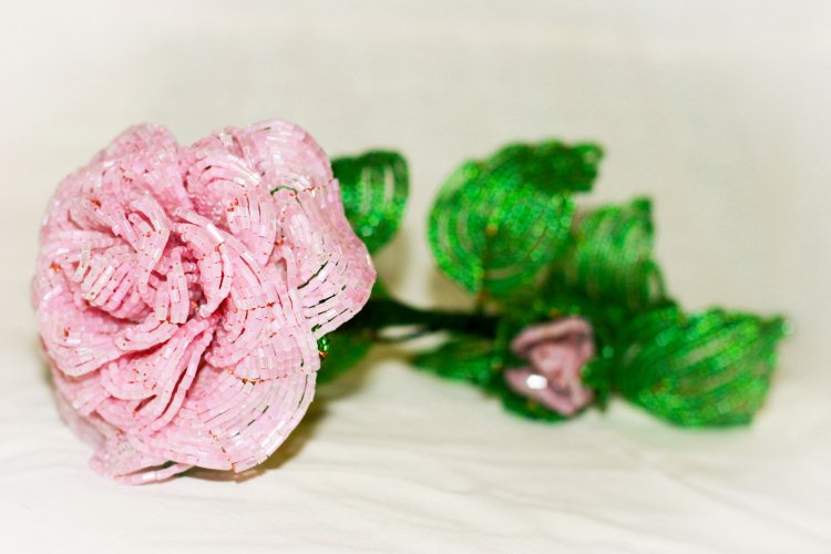 Цветок из бисера для свадебного букета