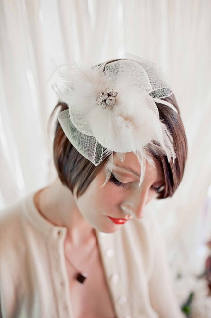 Необычное украшение для невесты с короткими волосами