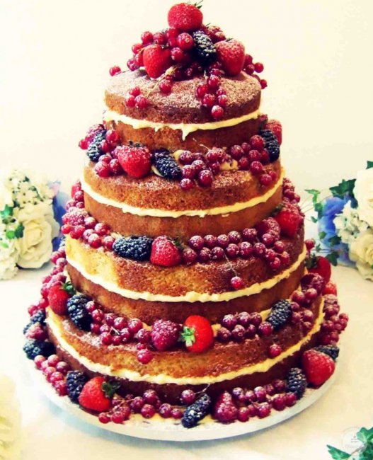 Вкусный торт с ягодами на свадьбу