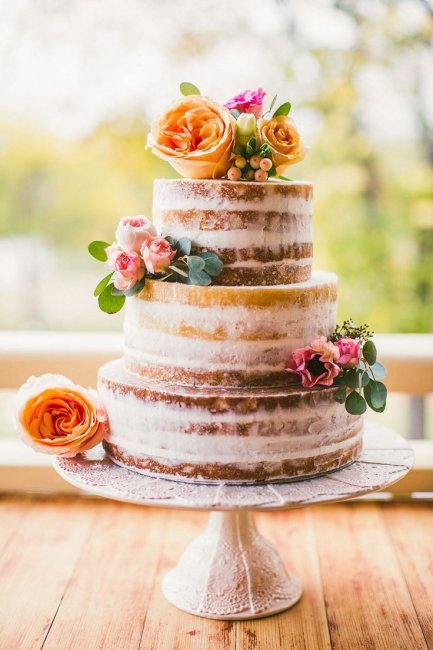 Открытый торт с живыми цветами