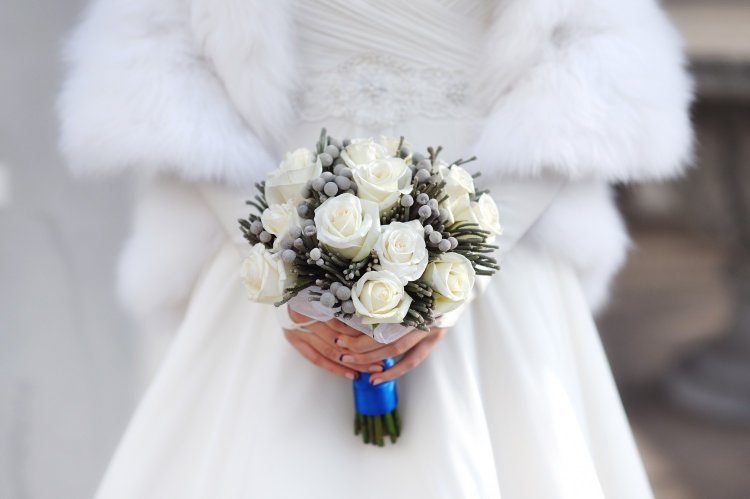 Букет из белых роз для невесты