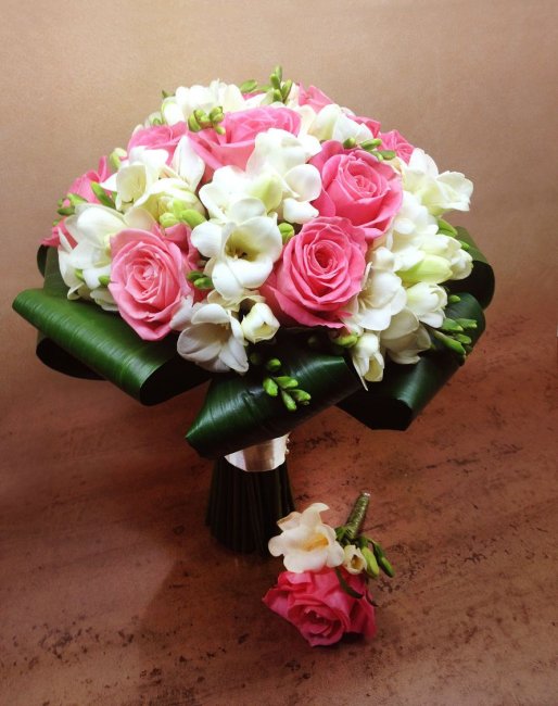 Букет с розовыми розами и бутоньерка
