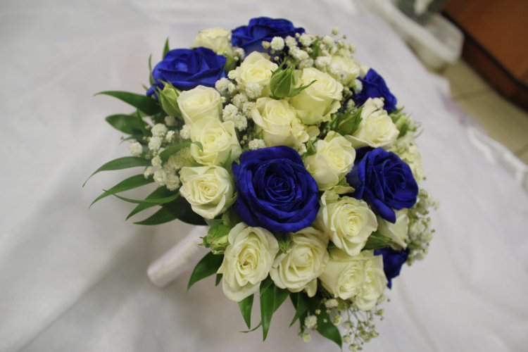 Сочетание белых и синих роз