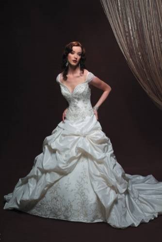 Шикарное свадбное платье. Испанская коллекция. Декорировано изящной вышивкой. В каталоге более 600 с