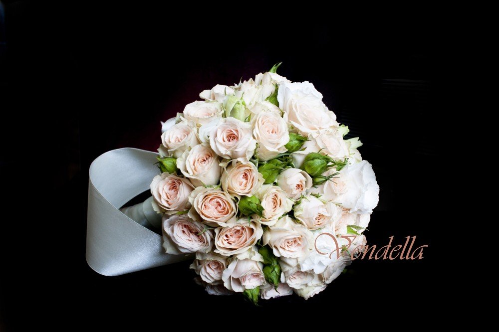 Классический букет невесты из кустовых роз