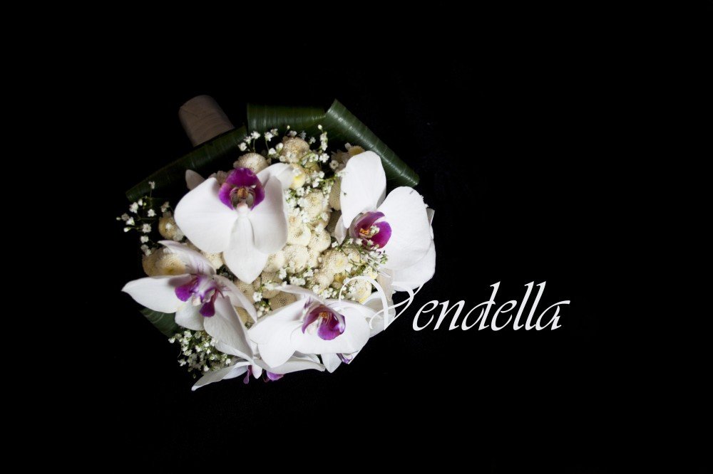 Свадебный букет из орхидей и матрикарии