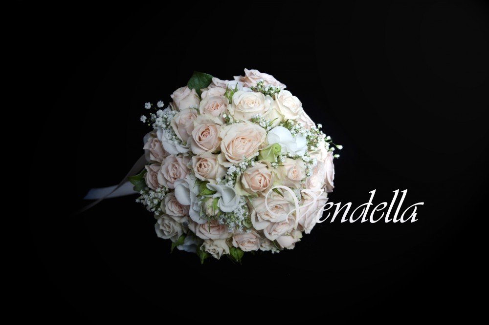 классический букет невесты из кустовой розы