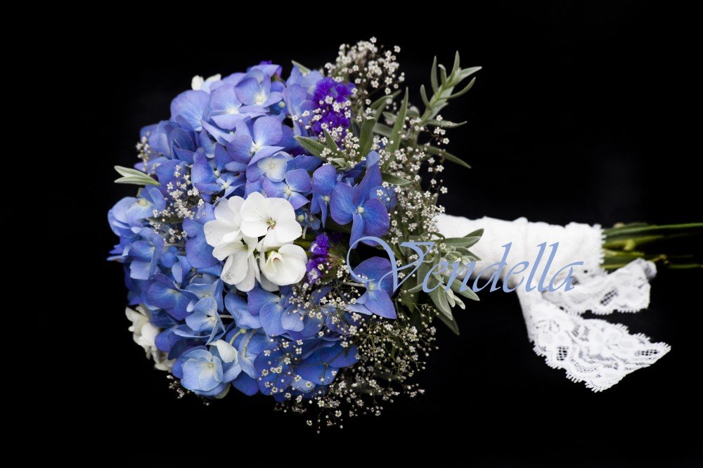 свадебный букет из голубой гортензии