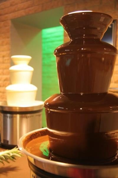 Шоколадный фонтан совсем недавно стал использоваться на праздниках в качестве альтернативы иным десе